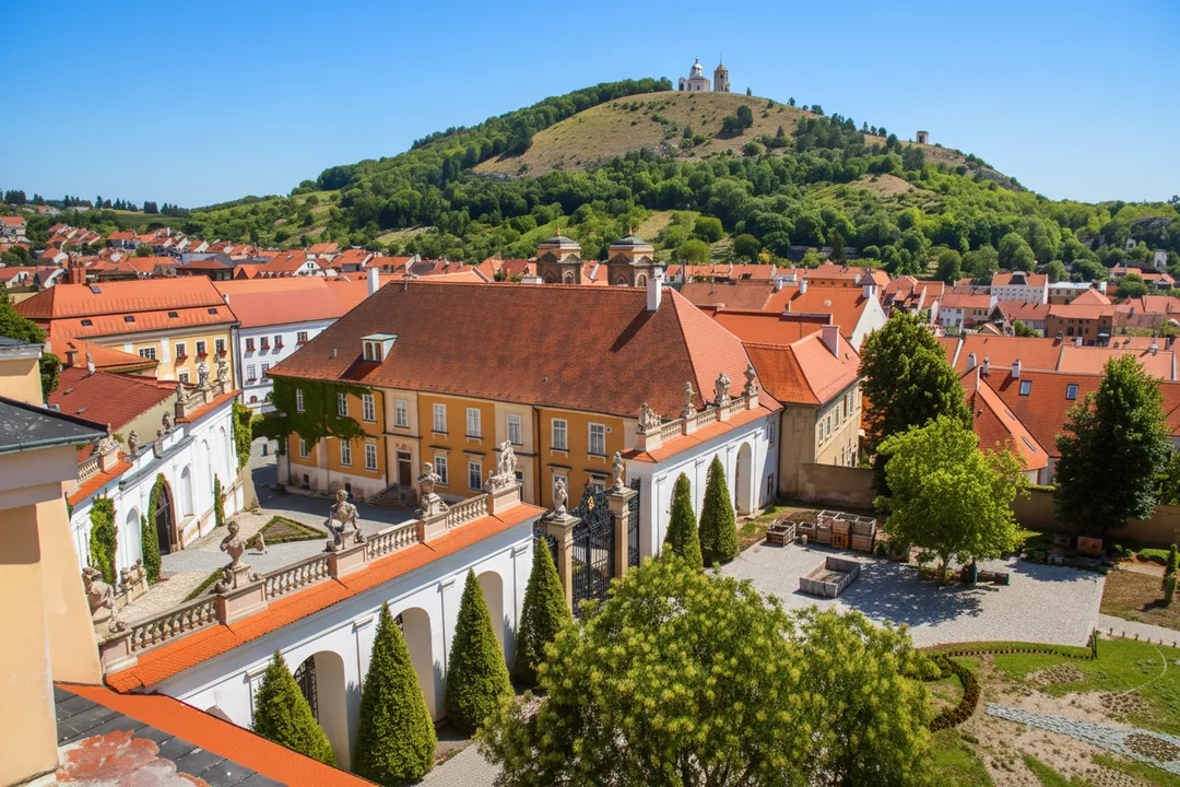 Svatý kopeček a panorama Mikulova na jižní Moravě