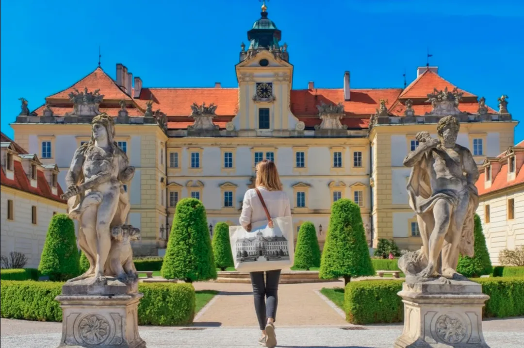 Zámek Valtice při pohledu ze strany města